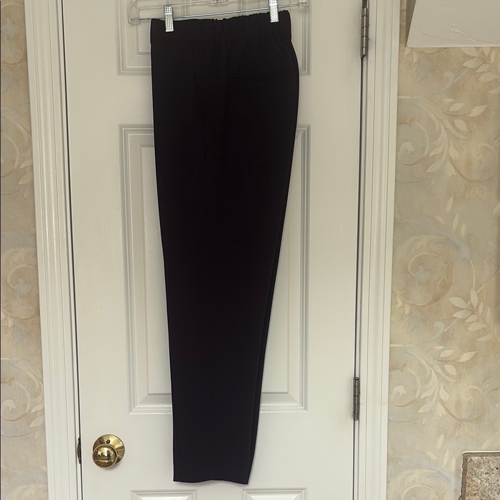 Ann Taylor’s Popular Easy On Black Textured  Dress Pants in Polyester. EUC